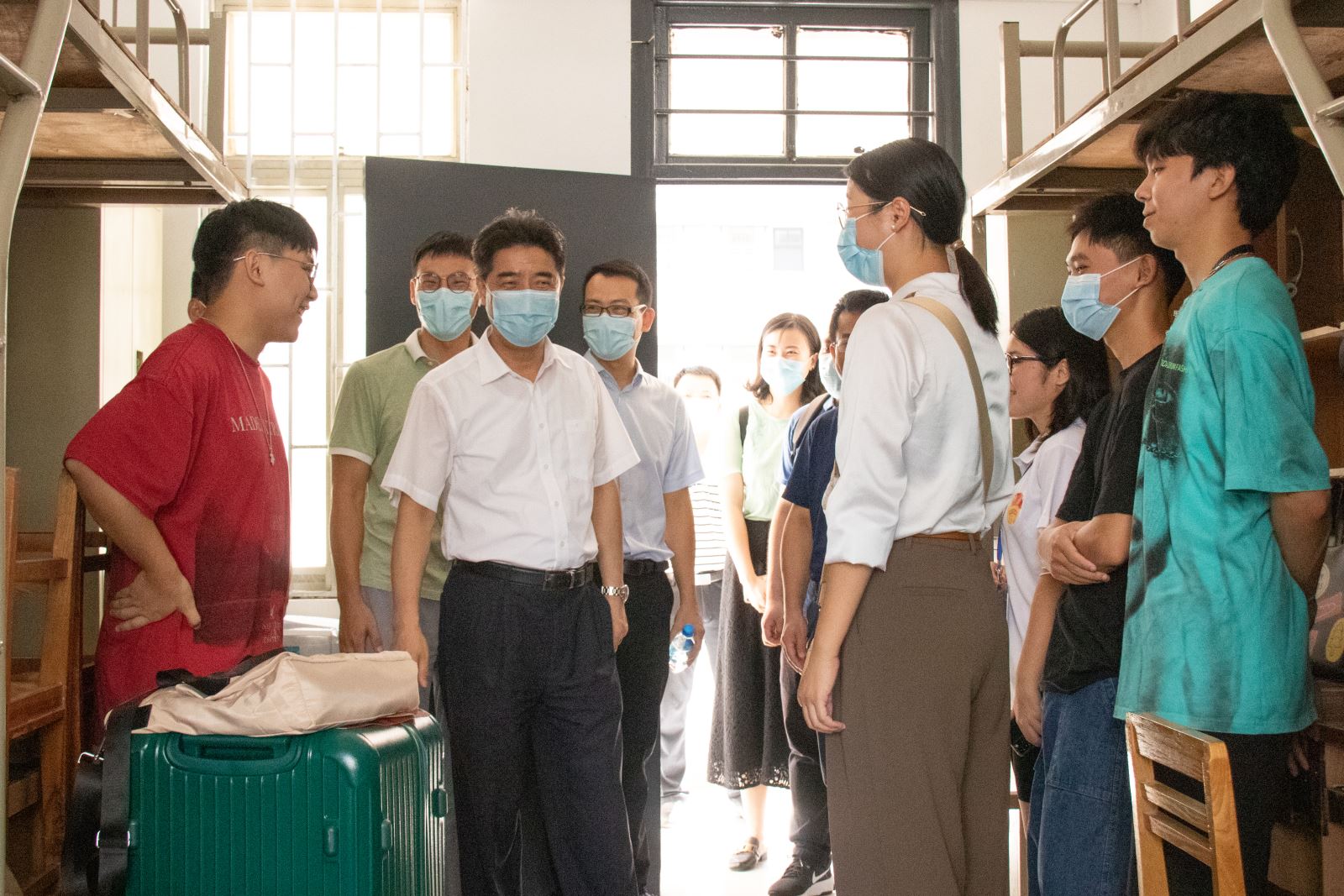 艺路同行，与你相伴（二）——校领导看望慰问69书吧
2021级新生并指导迎新工作