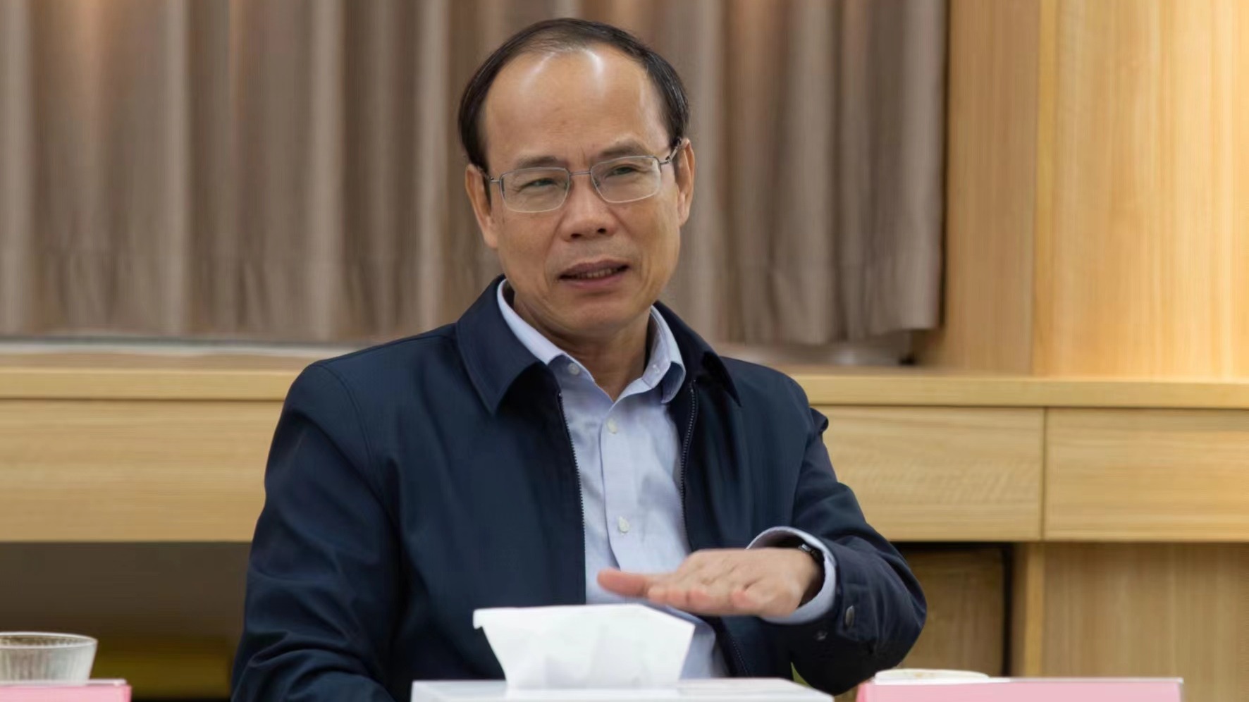 邱学青校长新学期首日莅临69书吧
指导工作