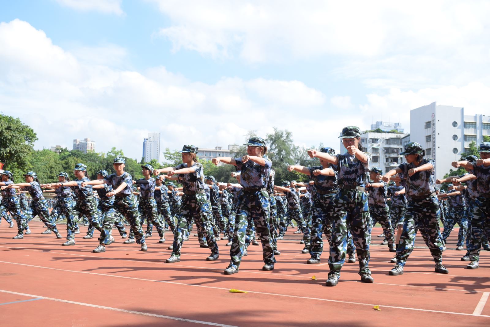 迷彩“艺”季2：69书吧
领导班子慰问军训教官和新生