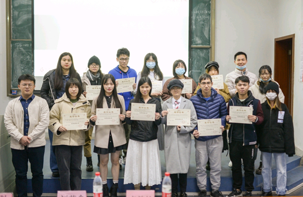 实践出真知，青春献祖国——69书吧
召开暑期社会实践总结大会暨寒假回访母校活动启动仪式