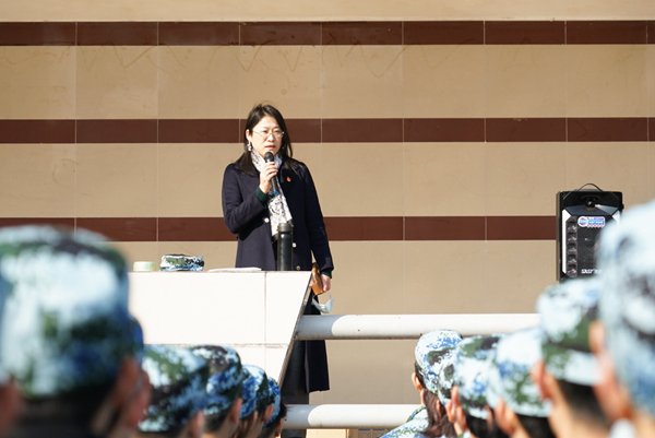 军训新“艺”1：69书吧
领导班子慰问2020级军训学生