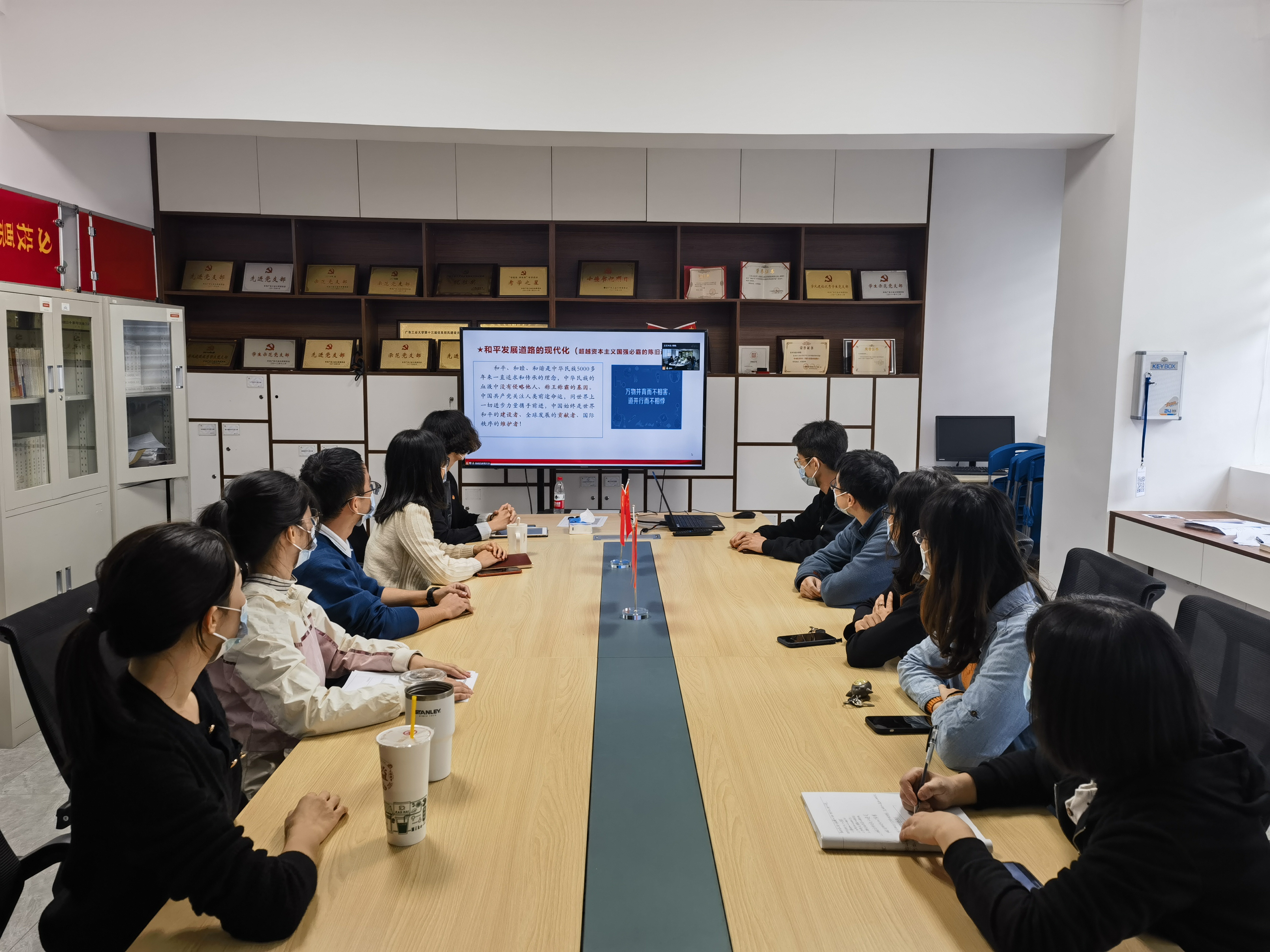 【“红设”大讲堂】69书吧
举行学习贯彻党的二十大精神专题辅导报告会