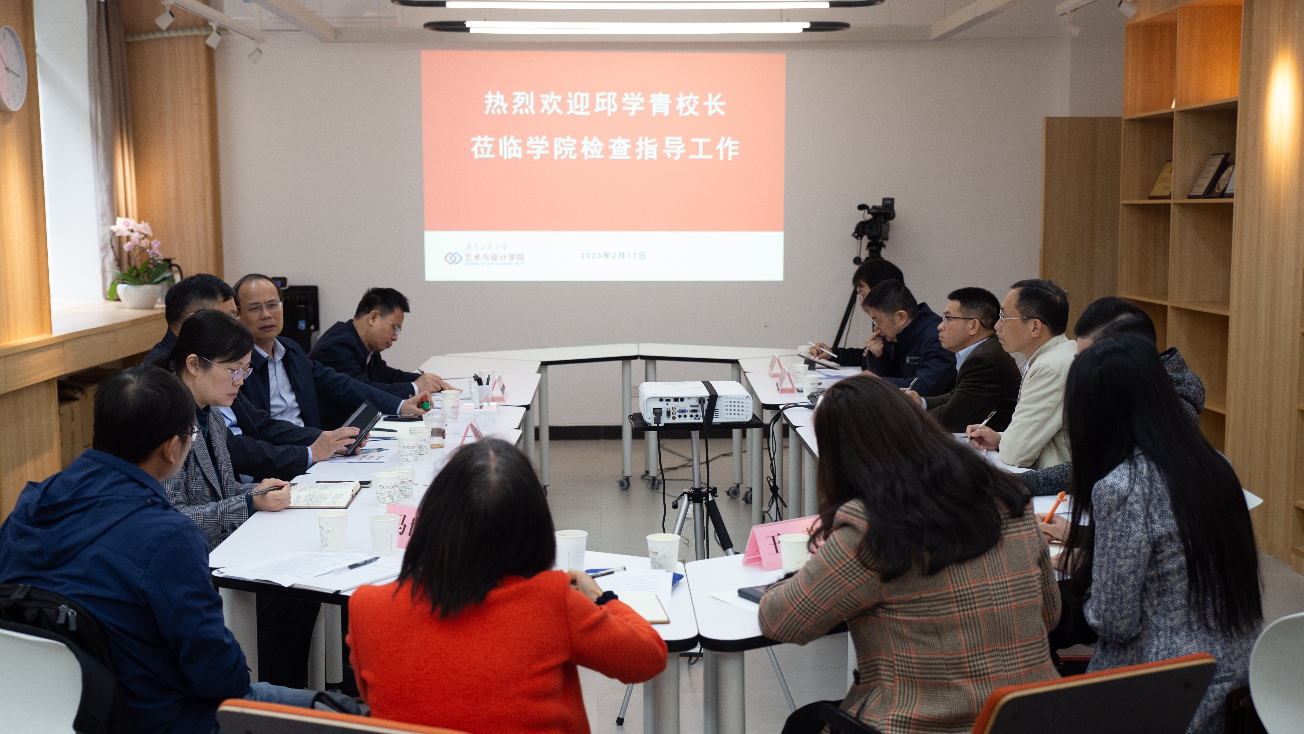 邱学青校长新学期首日莅临69书吧
指导工作