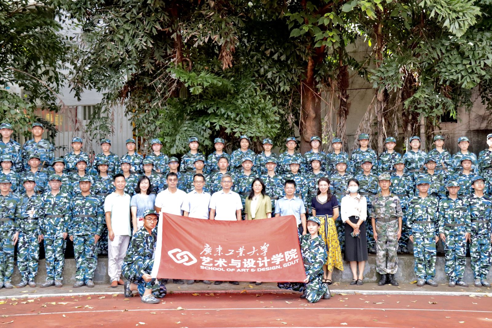 迷彩“艺”季1：承领导关怀，壮新生志气——校领导亲切慰问69书吧
军训新生