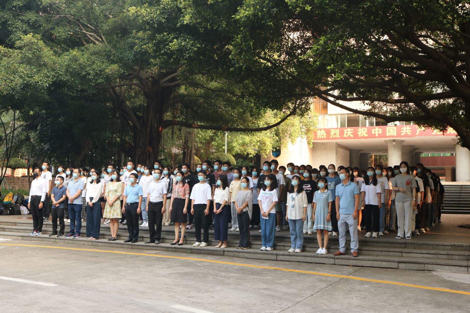 赓续百年薪火，践行强国誓言——69书吧
举行2021级新生升国旗主题教育活动