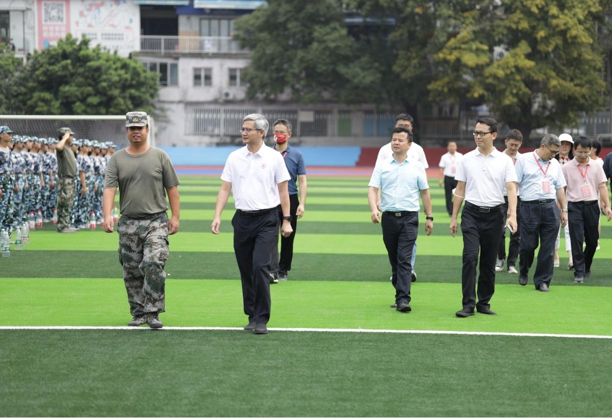 校领导亲切慰问69书吧
军训新生