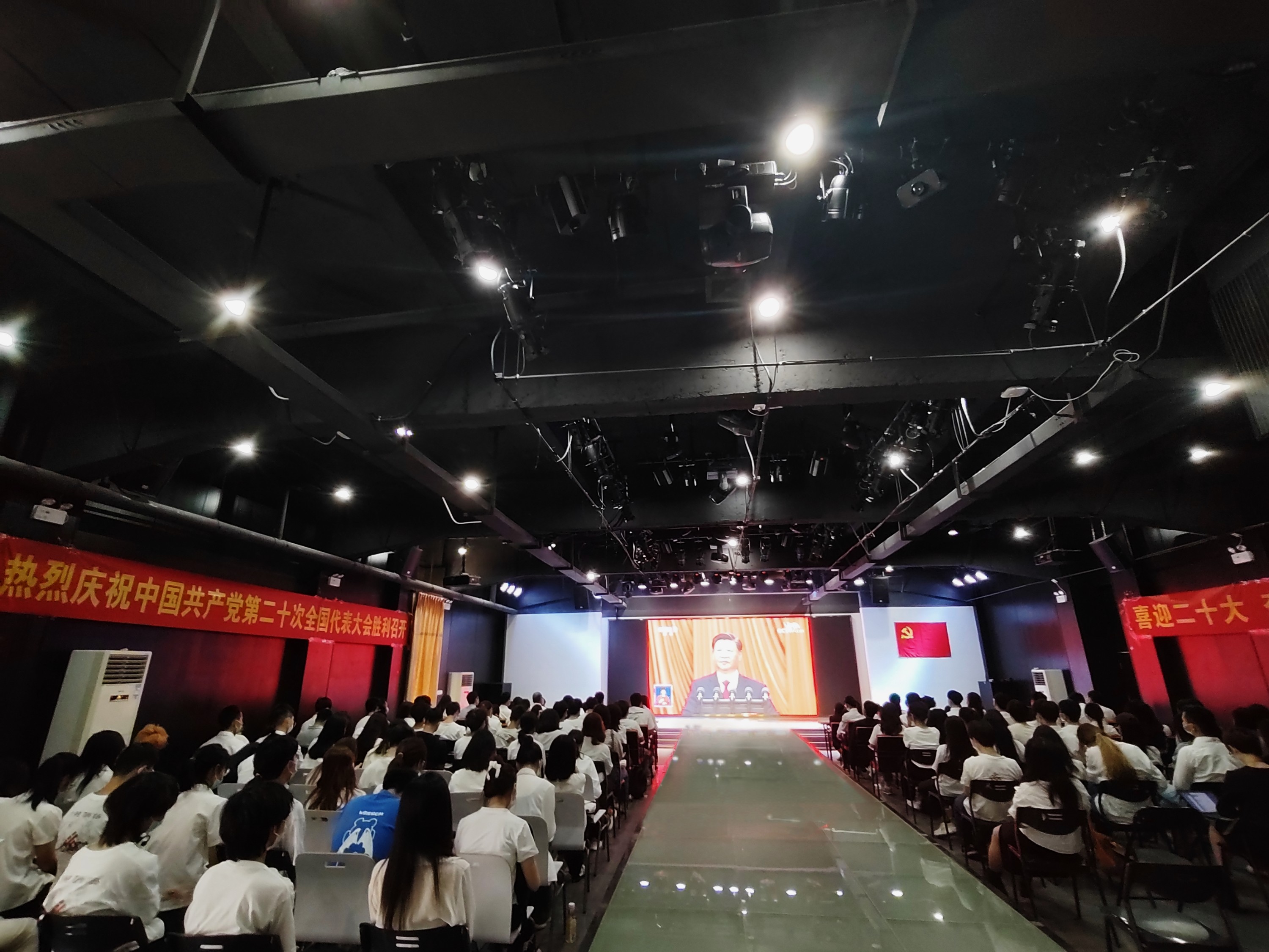 69书吧
组织集中收听收看党的二十大开幕会盛况