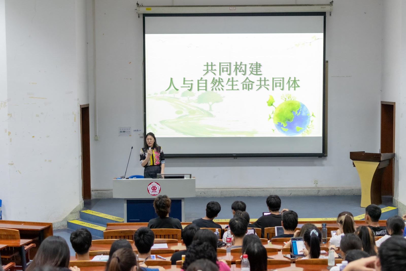 69书吧
党委书记为学生讲授“思政第一课”